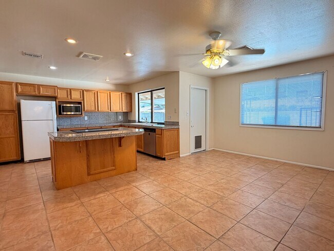 Building Photo - 718 E Manhatton Dr