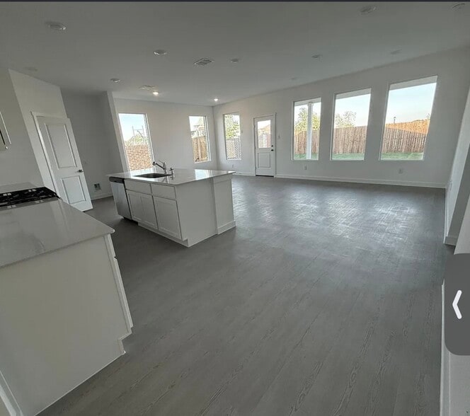 Building Photo - 7116 Dandelion Rd