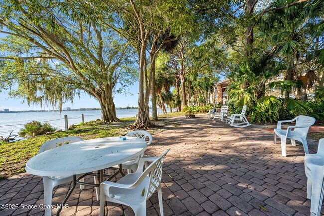 Building Photo - 225 S Tropical Trail