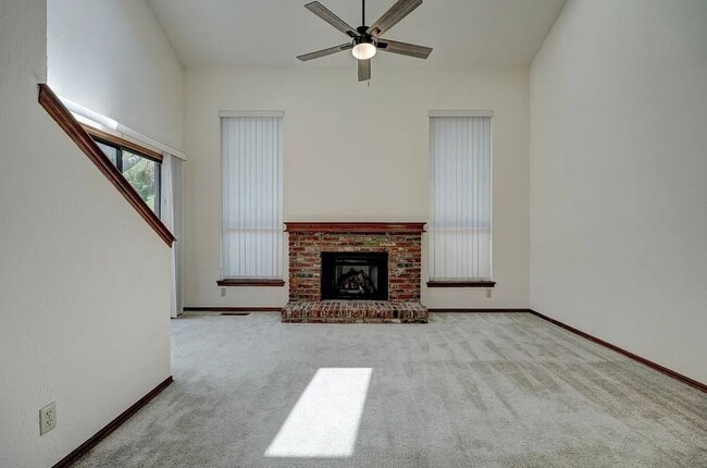 Building Photo - Beautiful Two-Story 3bed/2bath Townhome Available in Westside Norman!!