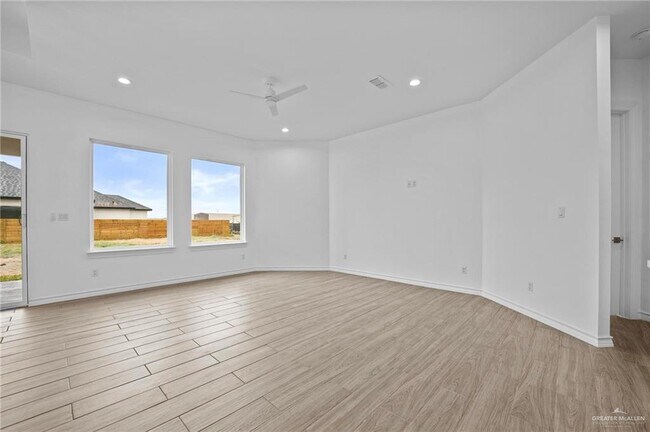 Building Photo - 31 E Conroe Rd