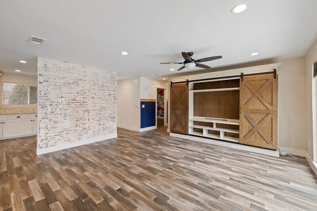 Building Photo - 1212 S Demaree St