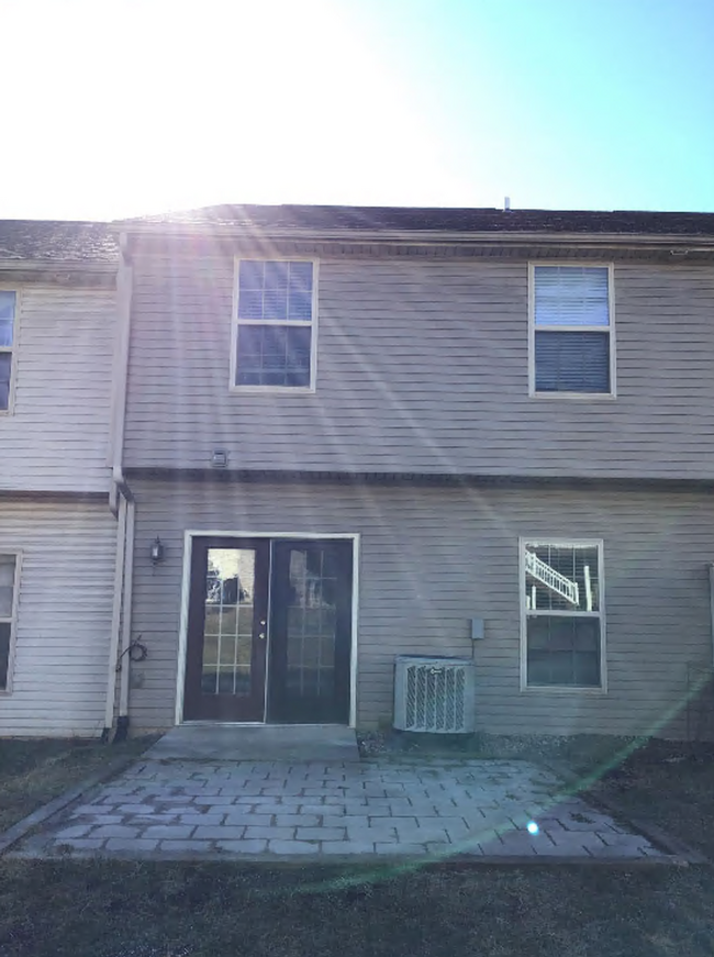 Building Photo - Spacious 3-Bedroom Townhome with Garage - ...