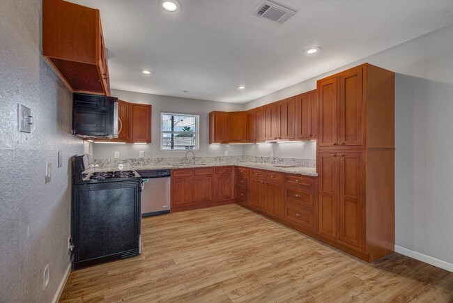 Building Photo - 170 Barracuda St