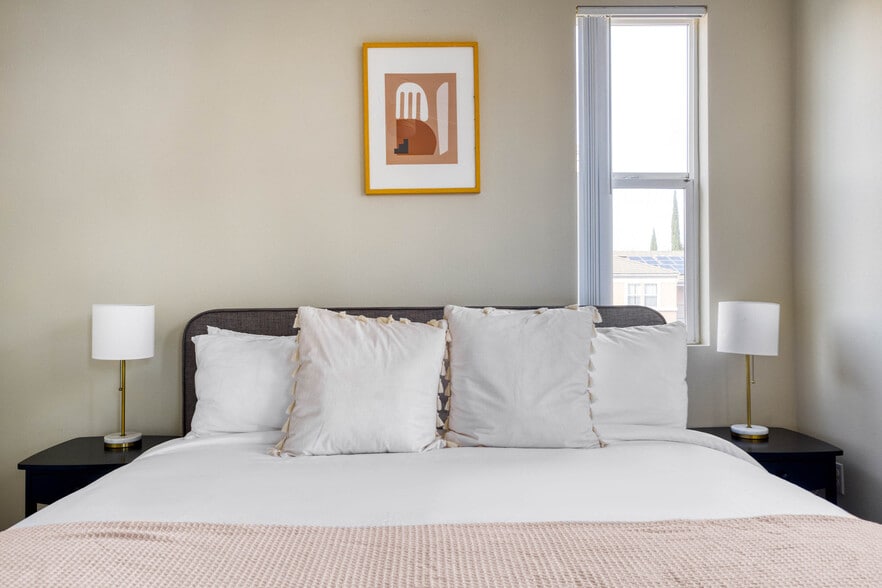 Building Photo - 121 Roble Rd