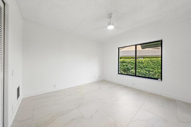 Building Photo - 18 Glencairn Rd