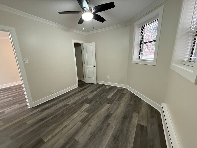 Building Photo - 3838 N Greenview Ave