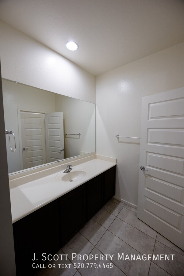 Building Photo - 1270 Carlsbad Dr