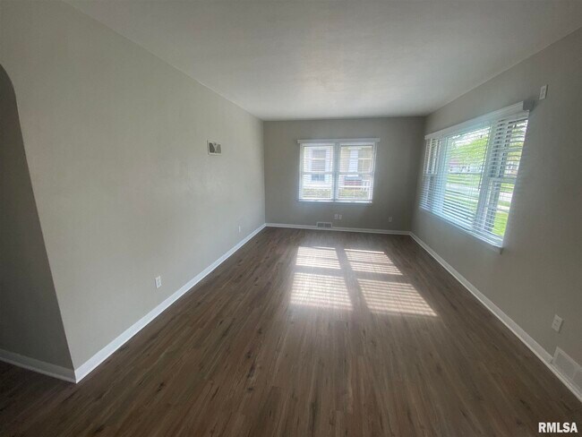 Building Photo - 2733 E 18th St