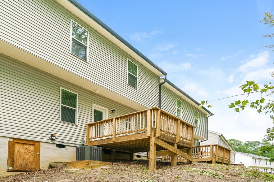 Building Photo - 105 Oakdale Ave