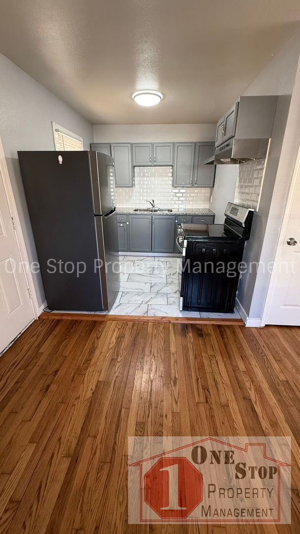 Building Photo - 4 Bedroom, 2 Bathroom home in Kansas City