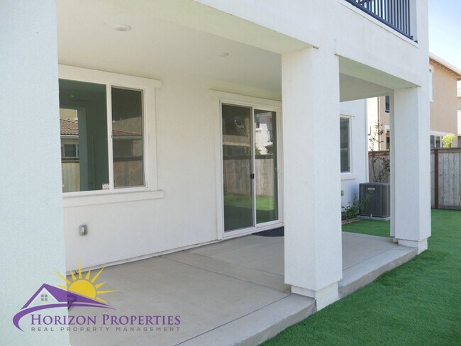 Building Photo - Modern Two-story 4 Bed 3.5 Bath 2,786 sqft...