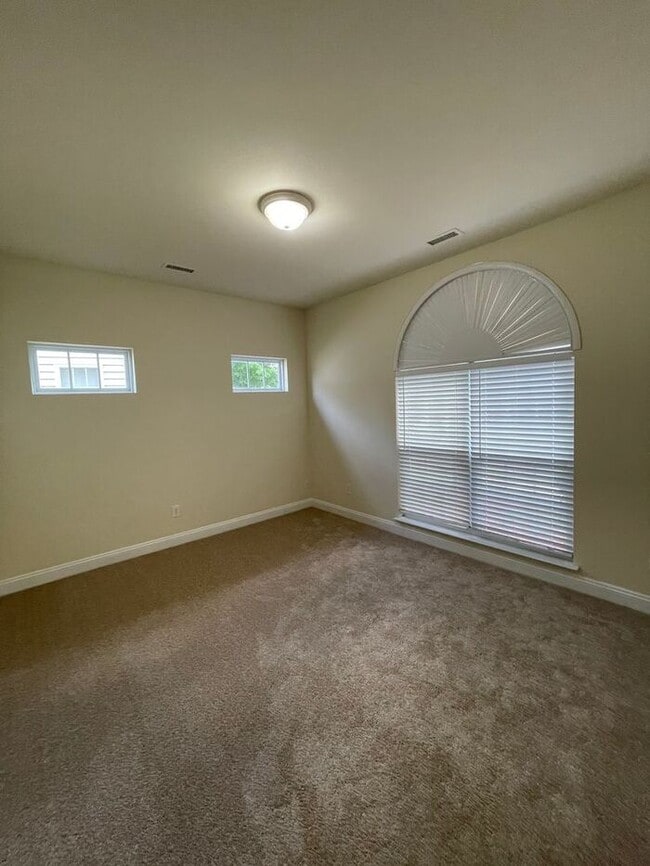 Building Photo - Lovely home in Pineville!