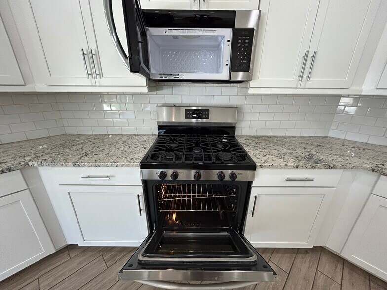 Building Photo - 2241 E Meadowview Ct