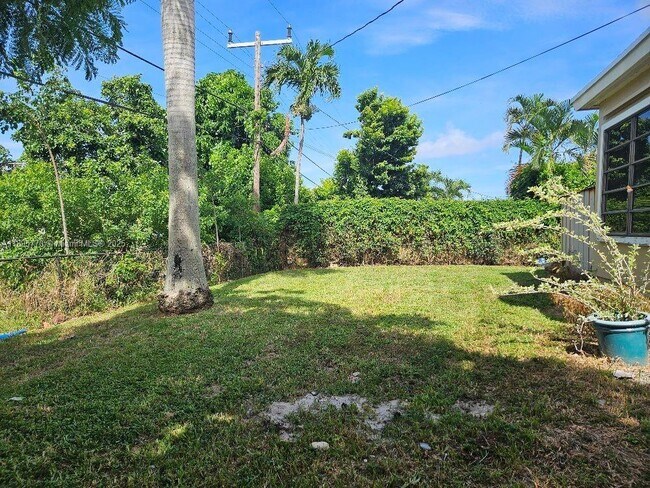 Building Photo - 1419 Crest Dr