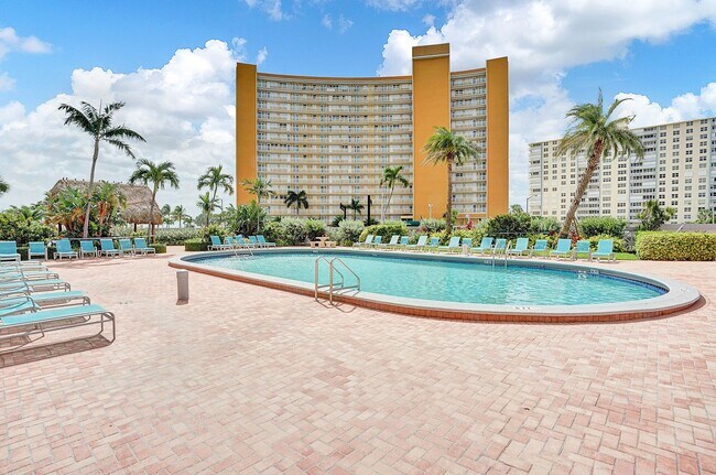 Building Photo - Beautiful 2 bedroom 1.5 bath Condo