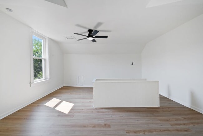 Building Photo - 3 bed 2 bath - fresh updates, central air,...