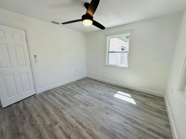 Building Photo - Charming 3 Bed, 2 Bath Oasis: Minutes from...