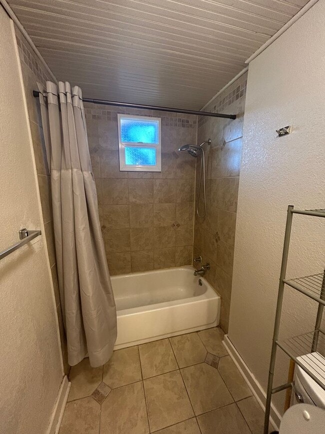 Building Photo - 402 W Mercury St