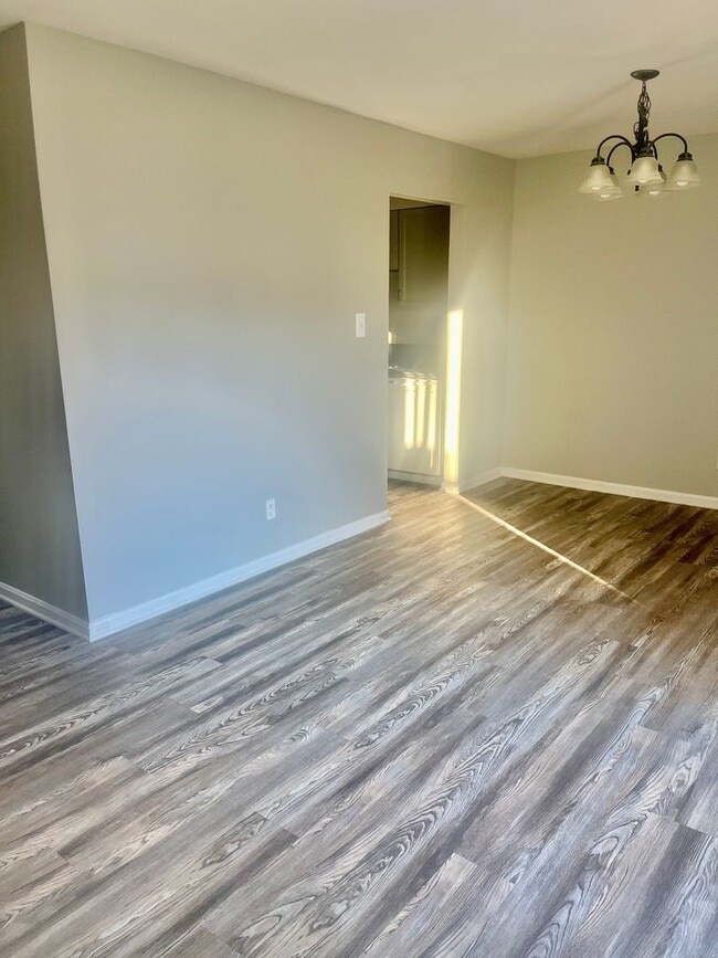 Building Photo - 3 Bedroom Townhouse Fredericksburg/Spotsylvania County