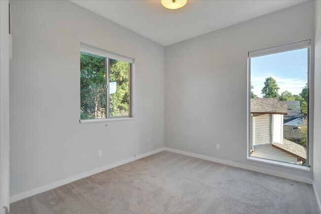 Building Photo - $500 off first month! Spacious, light-fill...