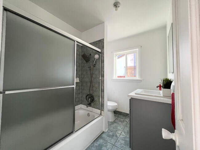 Building Photo - **3030 Caspian Way Long Beach** Front 2 be...
