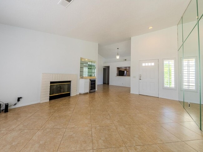 Building Photo - Sought after 2 bedroom 2 bath upstairs con...