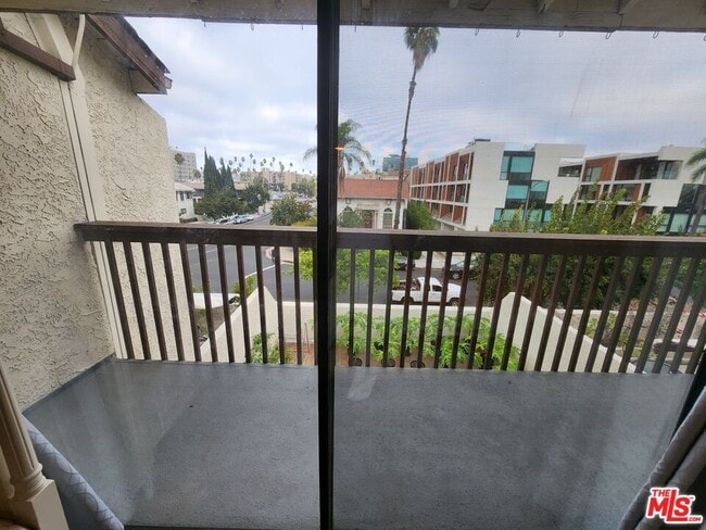 Building Photo - 601 S Van Ness Ave