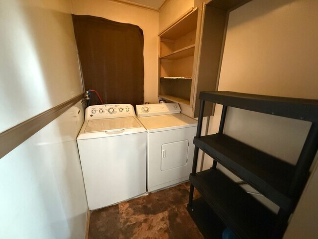 Building Photo - Spacious 3 bedroom 1 bathroom