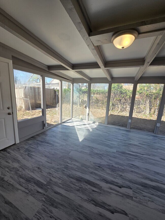 Building Photo - 715 N Kokomo Ave