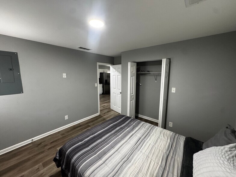 Building Photo - Room in House on Denham St