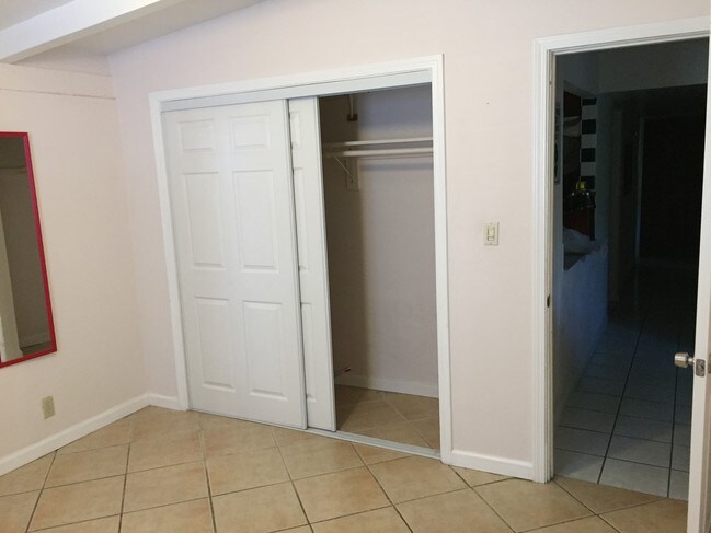 The room for rent - 172 N Winton Ave