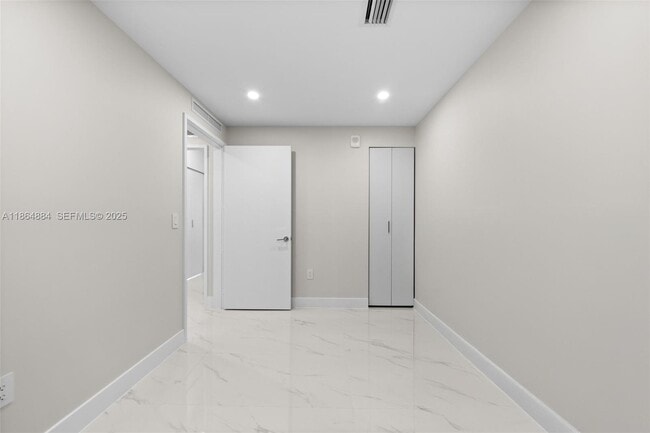 Building Photo - 700 NE 24th St