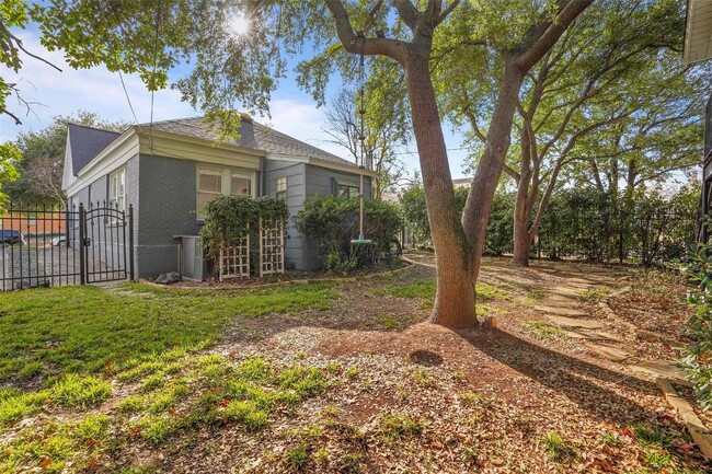 Building Photo - Charming Tudor Home in Arlington Heights