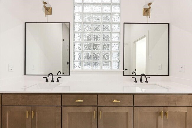 Building Photo - 2121 Hoskins Dr