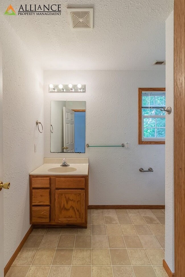 Building Photo - All appliances included, washer/dryer hookups!