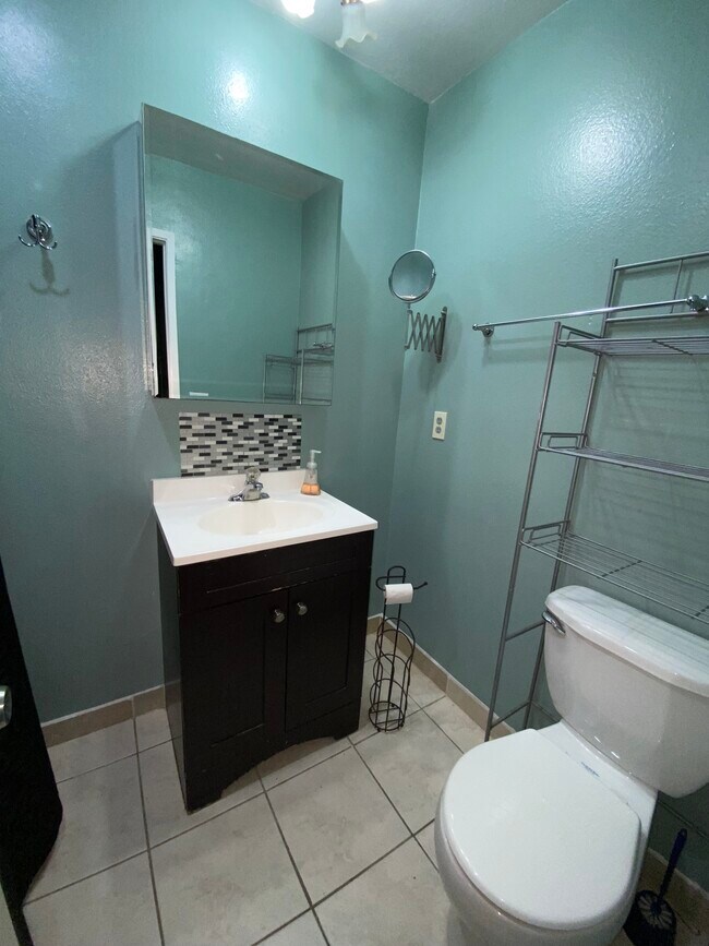 Building Photo - 3030 Valle Vista Dr