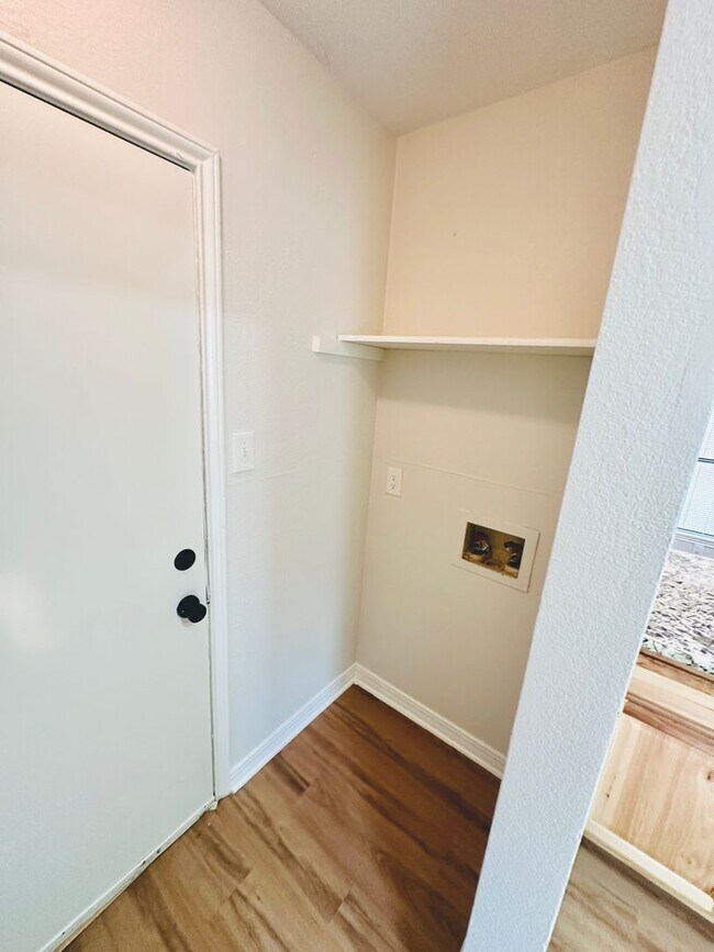 Building Photo - MOVE IN SPECIAL!!! - Updated 3-Bed Home wi...