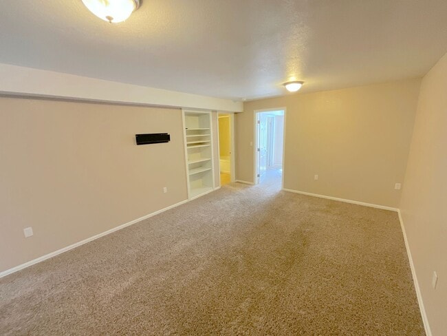 Building Photo - 4 Bedroom Home Available Near Peterson Rd & Constitution Ave!
