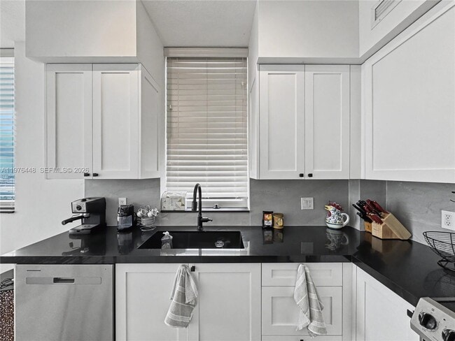 Building Photo - 1755 E Hallandale Beach Blvd