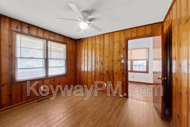 Building Photo - 1457 Columbia Hwy N