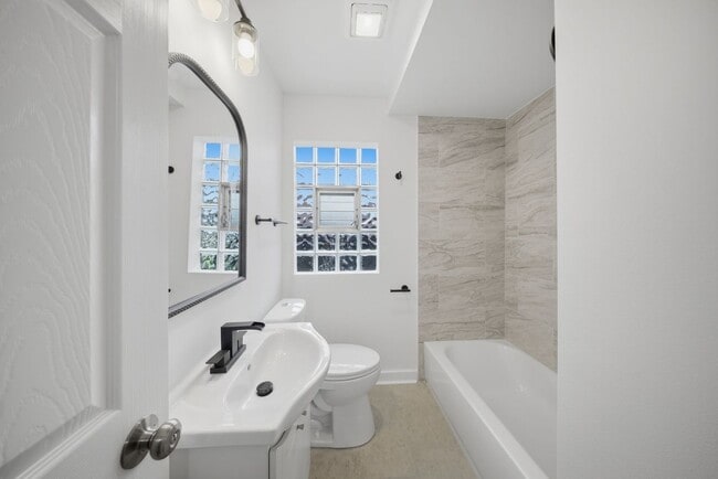 Building Photo - 1115 Kelly Ave