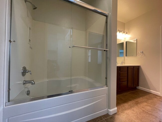 Building Photo - Nice Townhome w/ Detached Garage, Granite ...