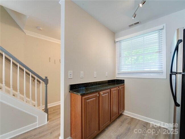 Building Photo - 1344 Green Oaks Ln