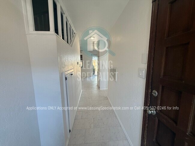 Building Photo - West Norman 2 Bed 1.5 Bath Townhouse Available for Your Immediate Move!