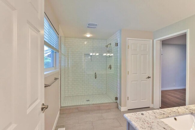 Building Photo - Remodeled Bellevue Home