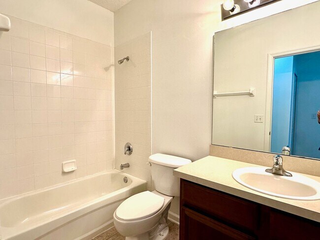 Building Photo - North Hampton! Amenities Galore! 4 Bed, 3 Bath!