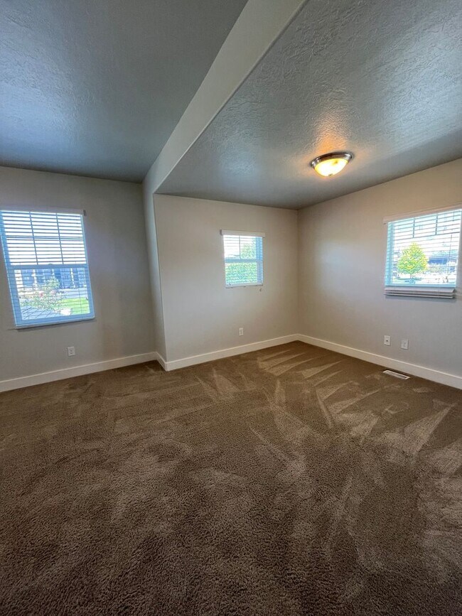 Building Photo - Spacious 3 Bed, 2.5 Bath Townhome in Pleasant Grove