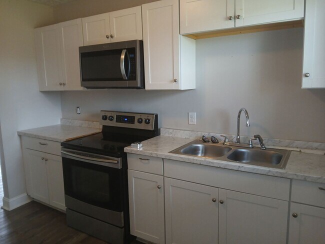 Building Photo - 2 Bedroom 1 Bathroom Duplex Available NOW!