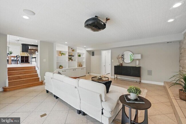 Building Photo - 8121 Briar Creek Dr